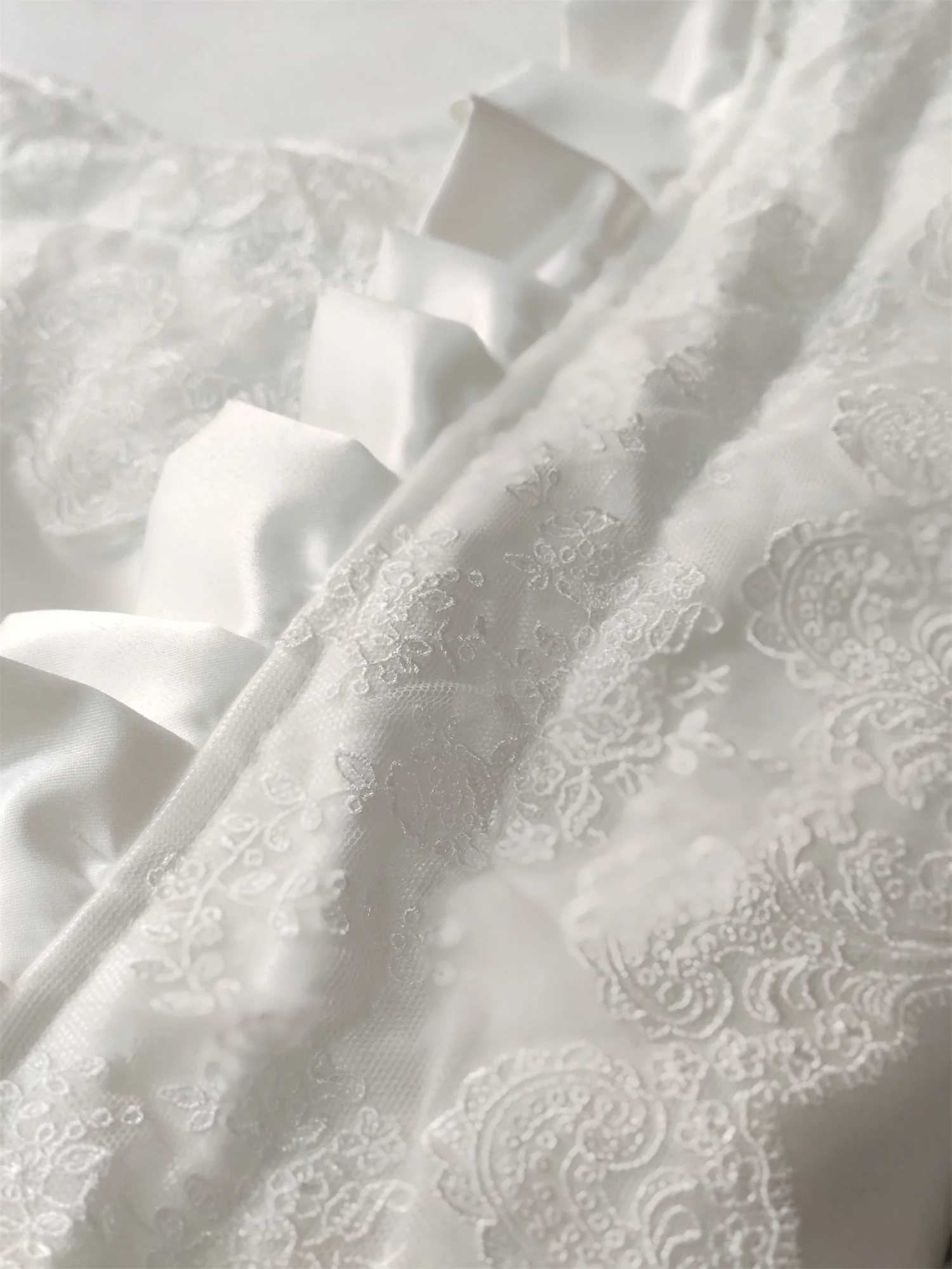 Luxury Soft Satin Wedding Fabric Infant Swaddle Blankets Soft Baby Girls Boys Stroller Wraps With Sash White Christening swaddle Z250228