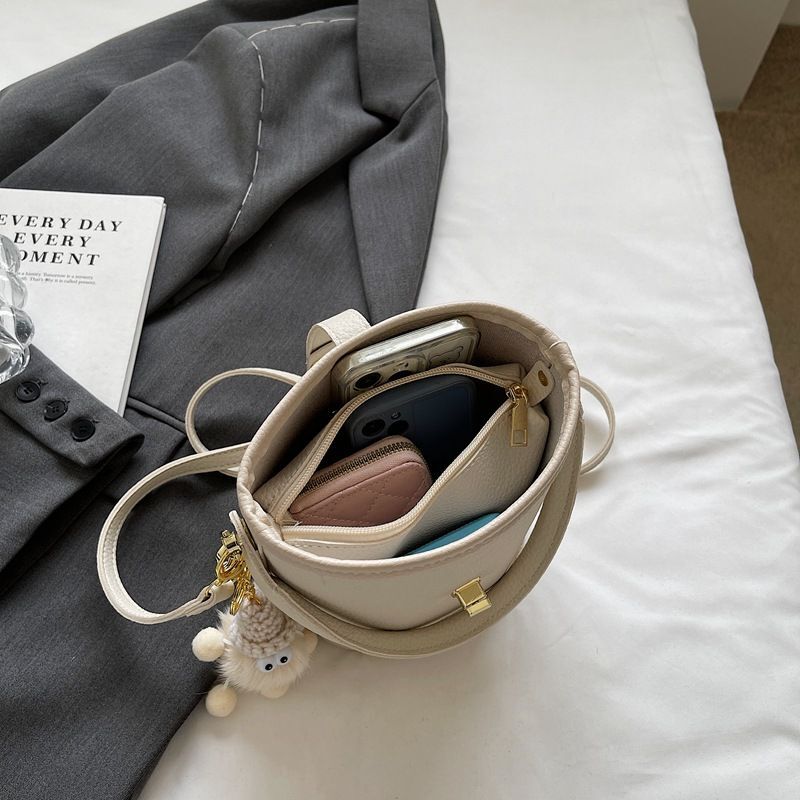 Beibei Shangpin 2024 New High end Solid Color Hanger Lock Buckle Bucket Handheld One Shoulder Diagonal Cross Trendy