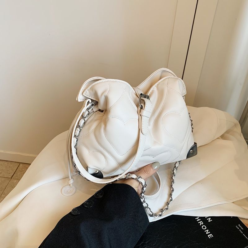 This year's popular niche bucket ins soft sticky cloud versatile personality crossbody single shoulder pleated bag