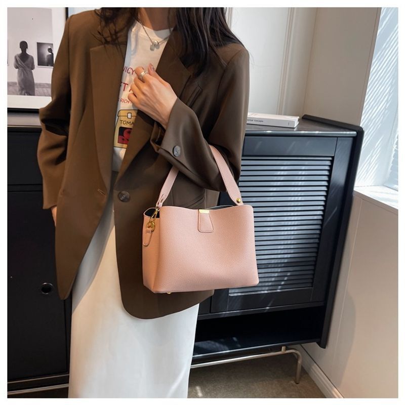 This Year's Popular Bucket 2024 New Trendy Handbag With Simple Texture And Stylish Versatile Single Shoulder Crossbody Bag