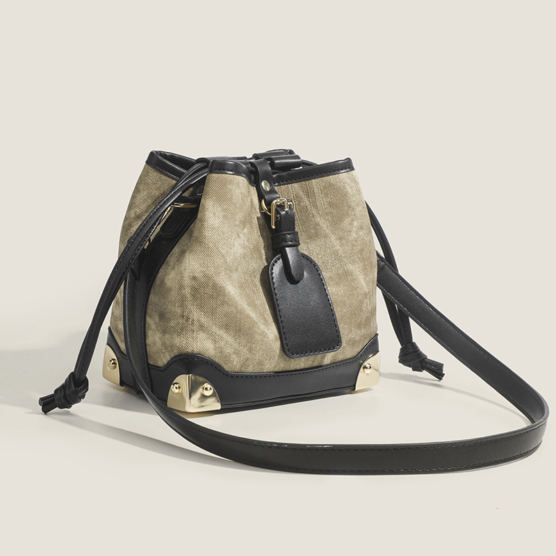 Recommended by internet celebrities for autumn and winter high-capacity commuting shoulder bags, contrasting colors, INS