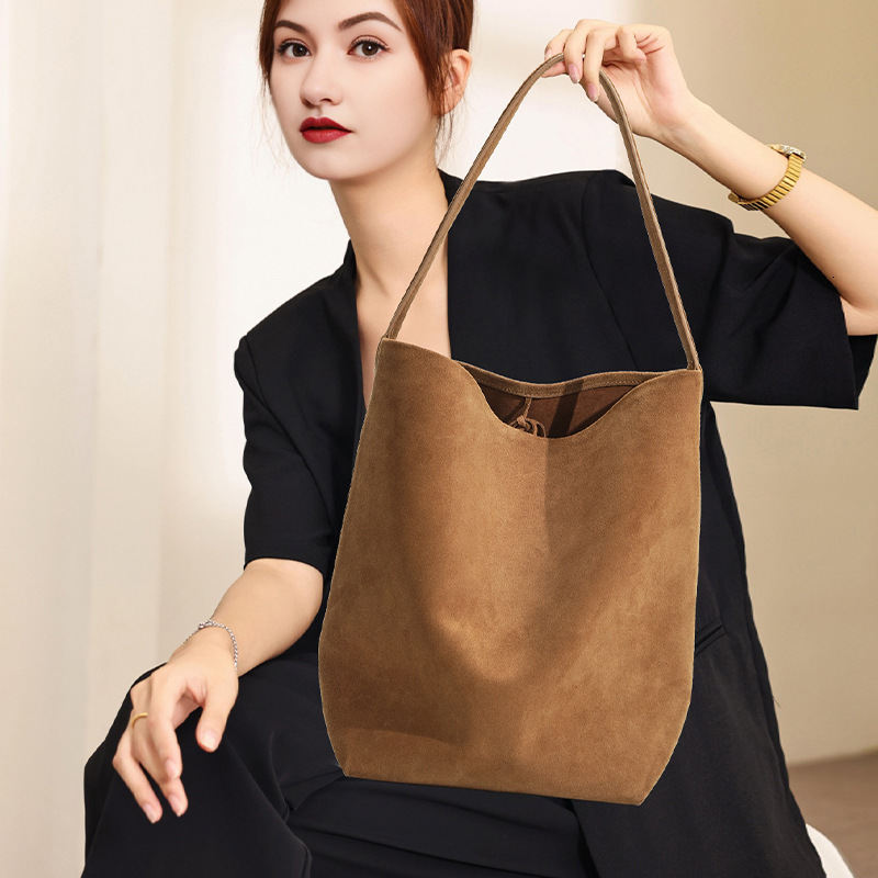 Guangzhou women's niche versatile portable shoulder bags, solid color commuting large-capacity high-end matte leather bucket bags