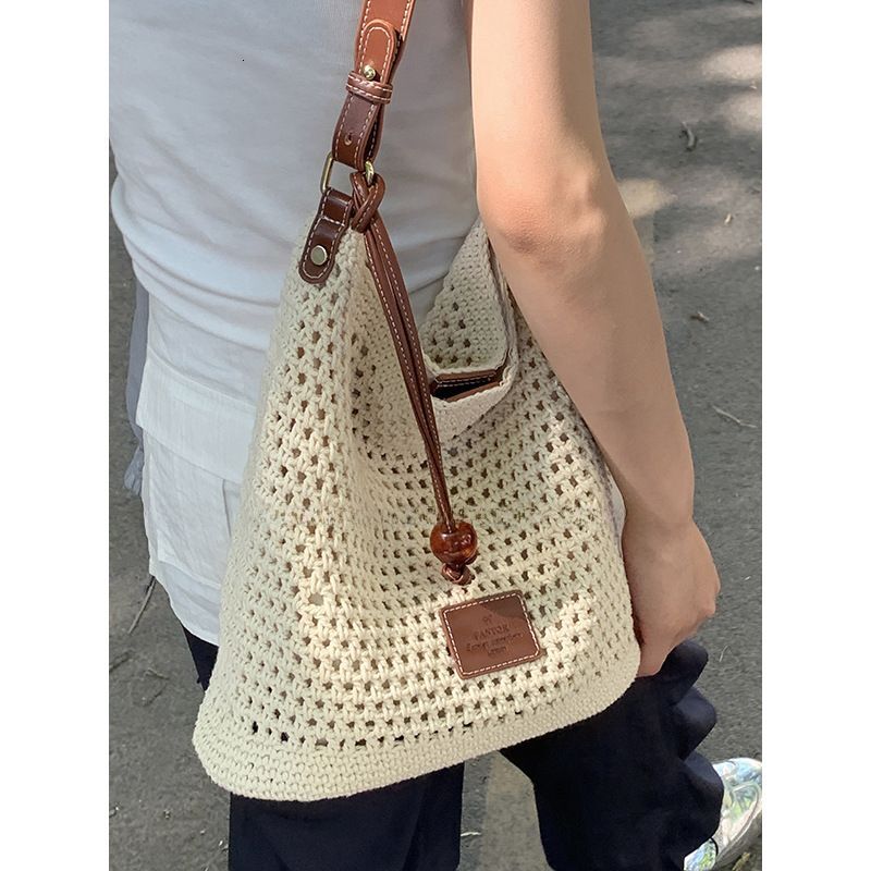 Large Capacity Woven Tote Women Stylish Handheld Bucket Bag Perfect for Commuting and Crossbody Use