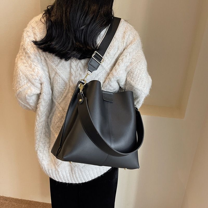 Large capacity bucket for women's 2024 new fashionable broadband crossbody bag, one shoulder portable tote bag