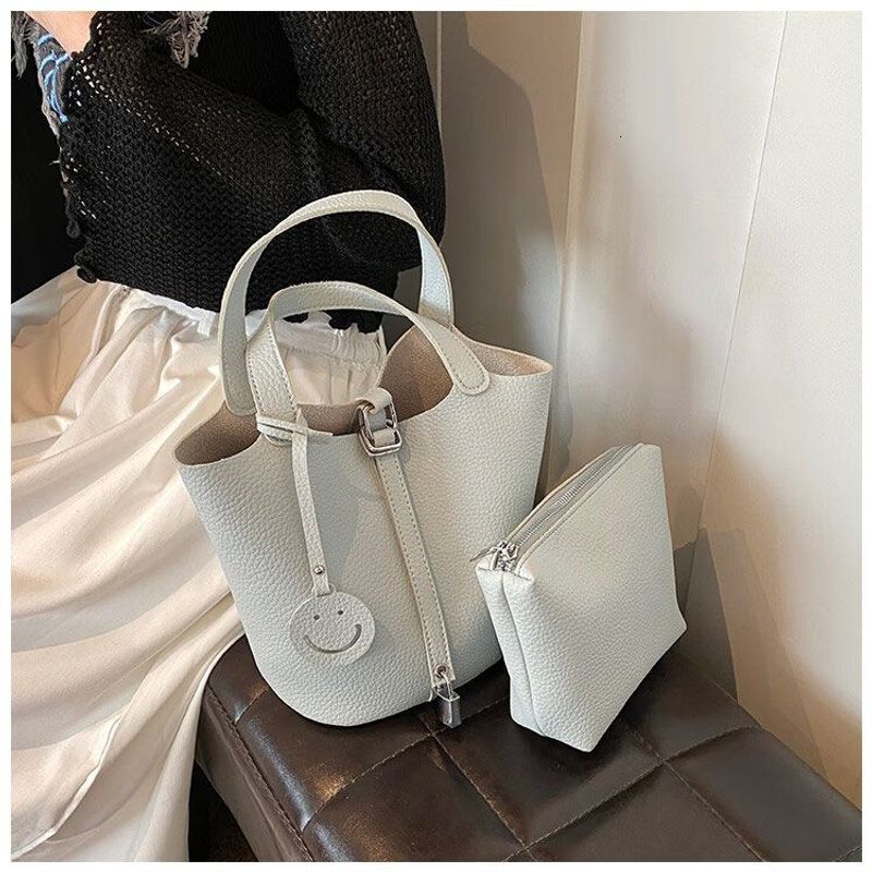 High end women's retro niche design small bucket bag with lychee pattern light handbag for women