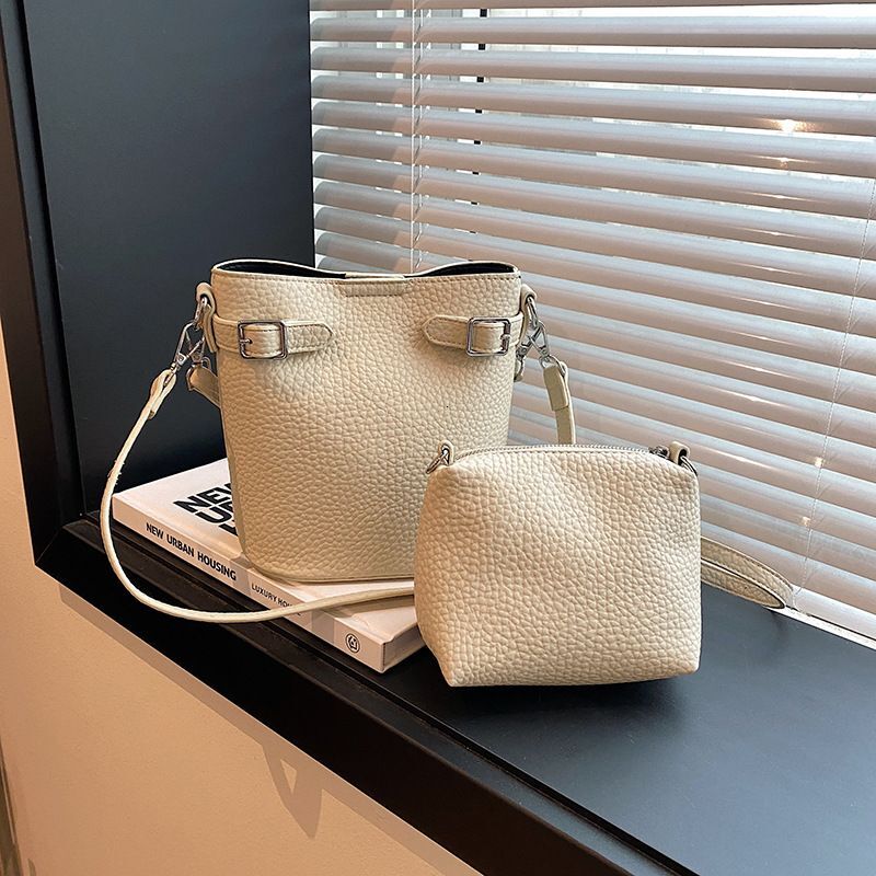 Small niche design bucket mother 2024 new trendy personality light autumn and winter single shoulder crossbody