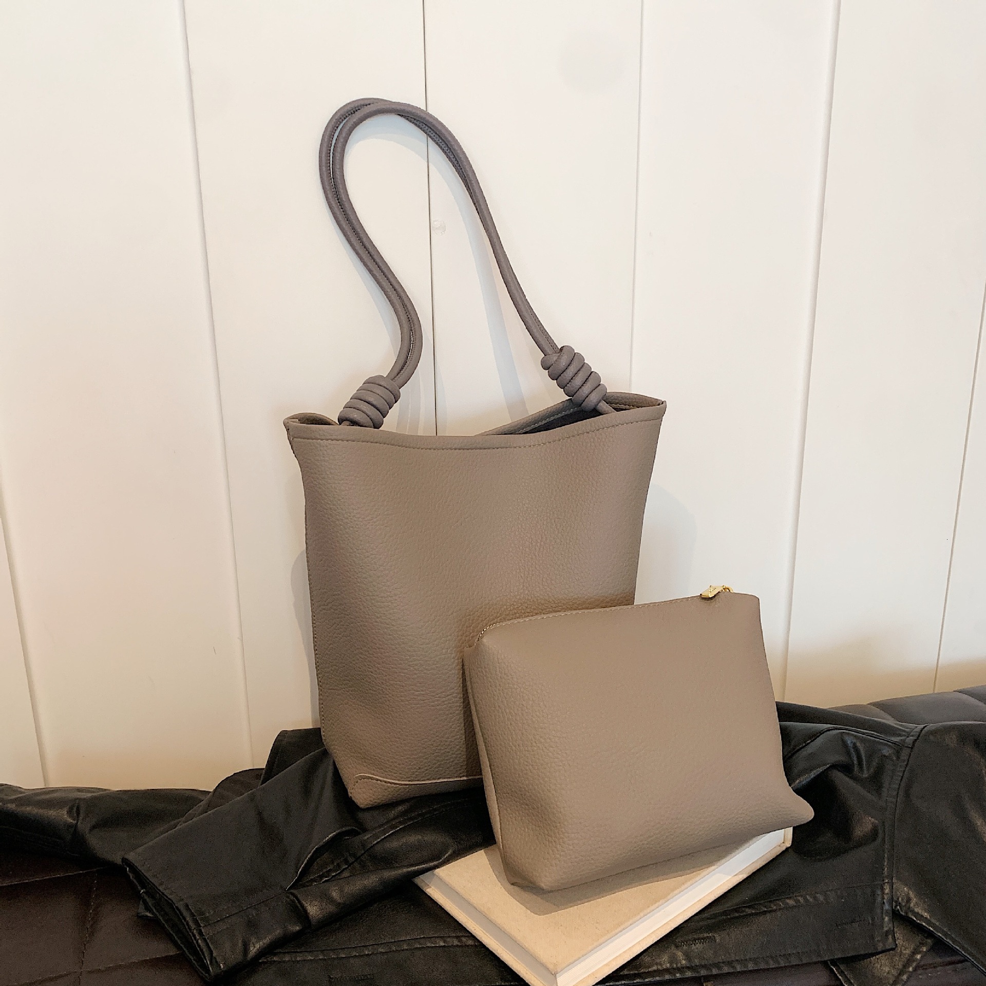 Simple trendy large capacity bucket 2024 new commuting mother and child fashionable texture women's single shoulder