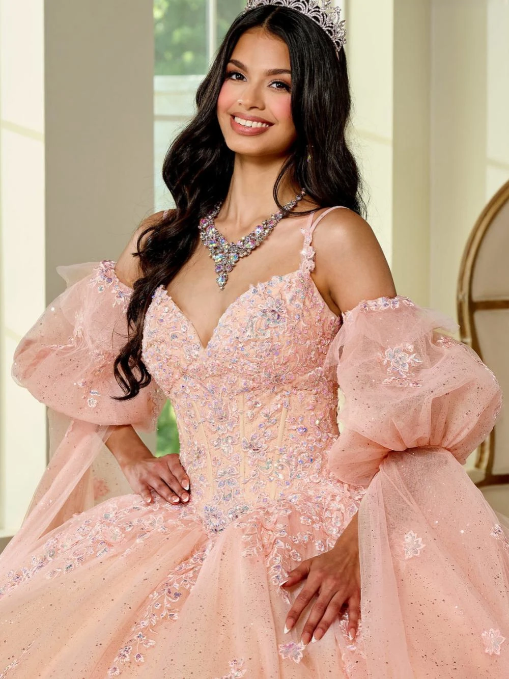 Gorgeous Ball Gown Quinceanera Dresses For Women Appliques Sequins Gowns Spaghetti Straps Sleeveless Party Prom Sweep Train Dress Customied