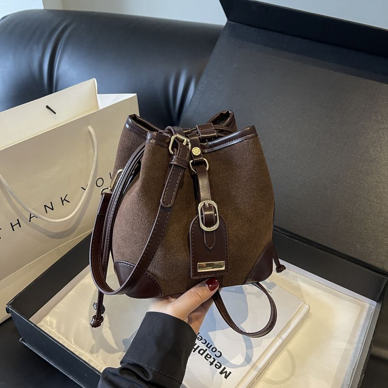 Matte niche design bucket 2024 autumn and winter new fashion texture shoulder personality ins trendy crossbody bag