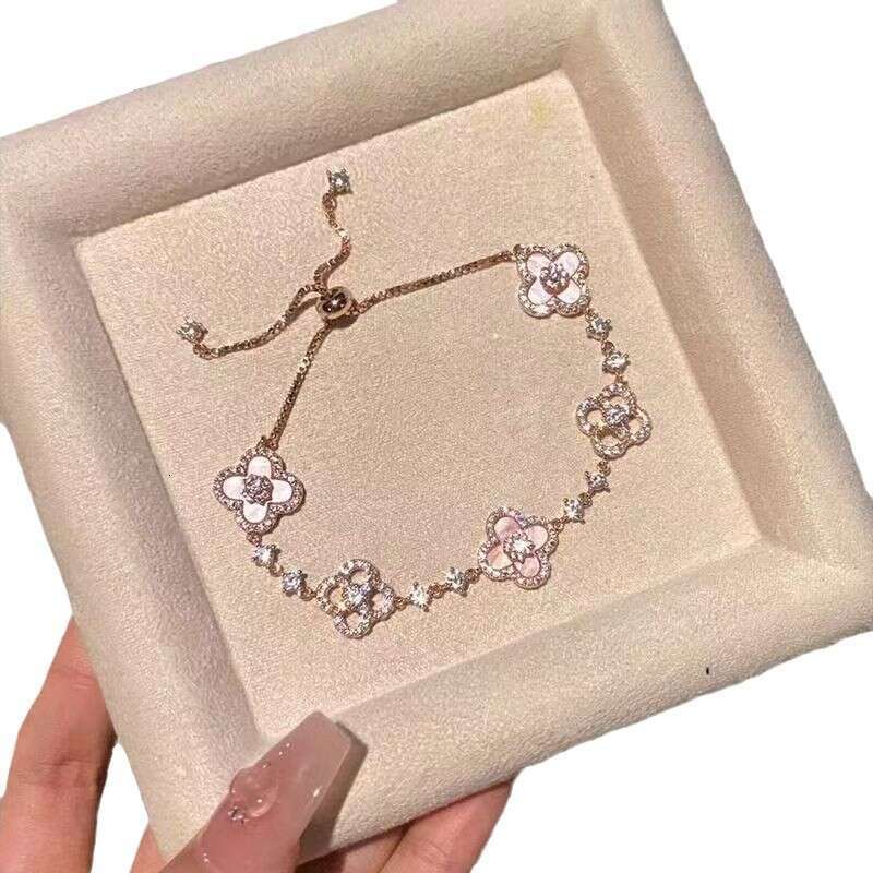 designer bracelet High beauty wealthy heiress pink small wer bracelet new niche exquisite high-end girlfriend style temperament jewelry