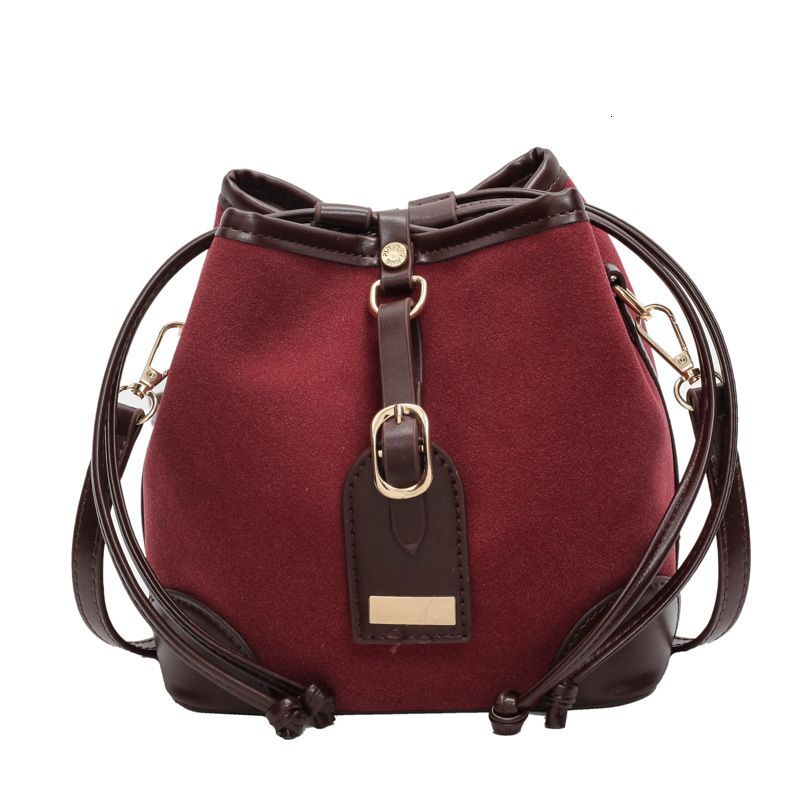 Matte niche design bucket 2024 autumn and winter new fashion texture shoulder personality ins trendy crossbody bag