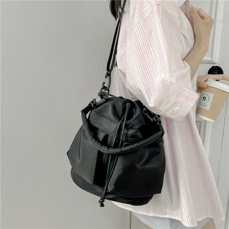 Single shoulder crossbody casual drawstring pleated bag, large capacity lightweight handbag, nylon bucket bag for women
