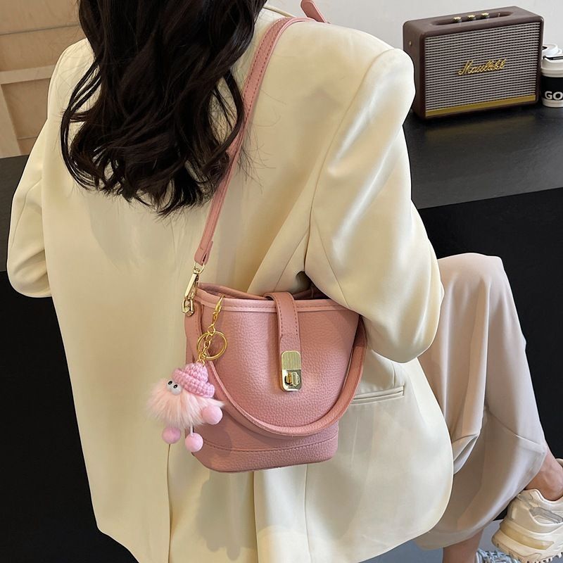 Beibei Shangpin 2024 New High end Solid Color Hanger Lock Buckle Bucket Handheld One Shoulder Diagonal Cross Trendy