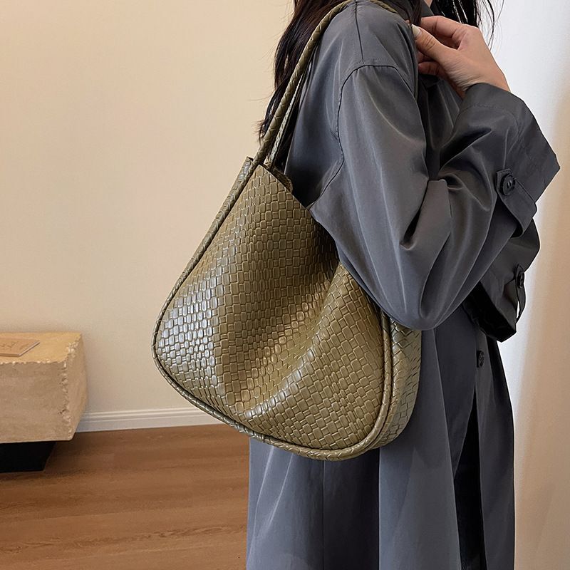High end large capacity 2023 autumn and winter new women's fashionable commuting versatile shoulder bucket bag