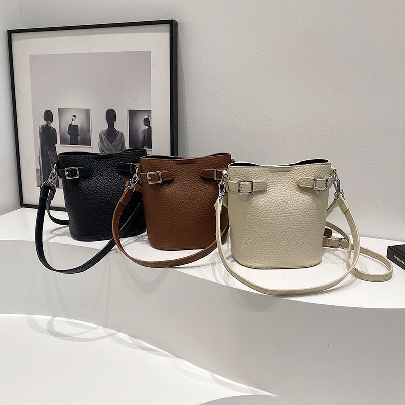 Small niche design bucket mother 2024 new trendy personality light autumn and winter single shoulder crossbody