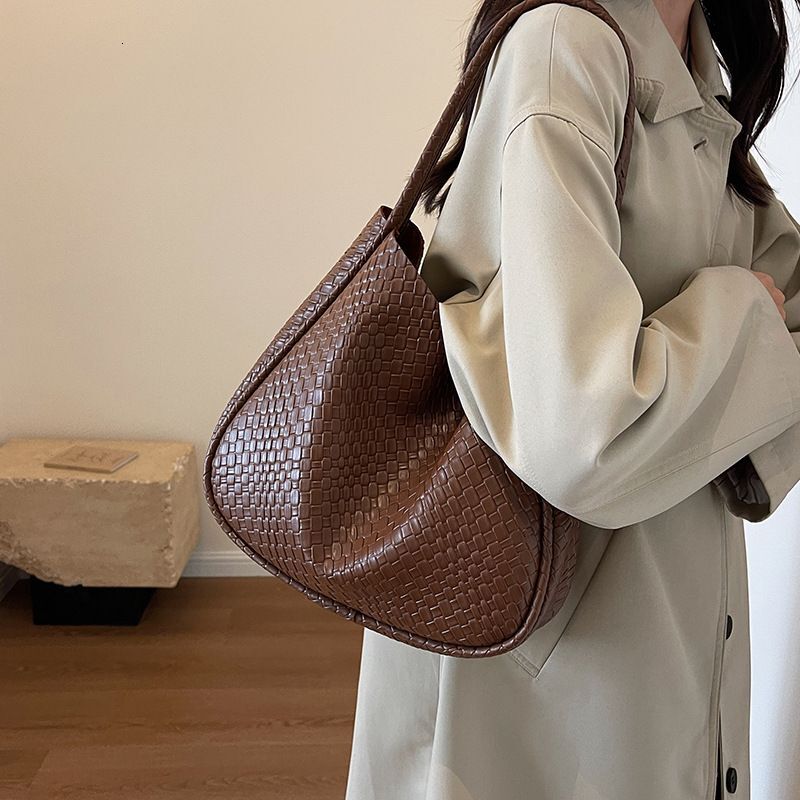 High end large capacity 2023 autumn and winter new women's fashionable commuting versatile shoulder bucket bag