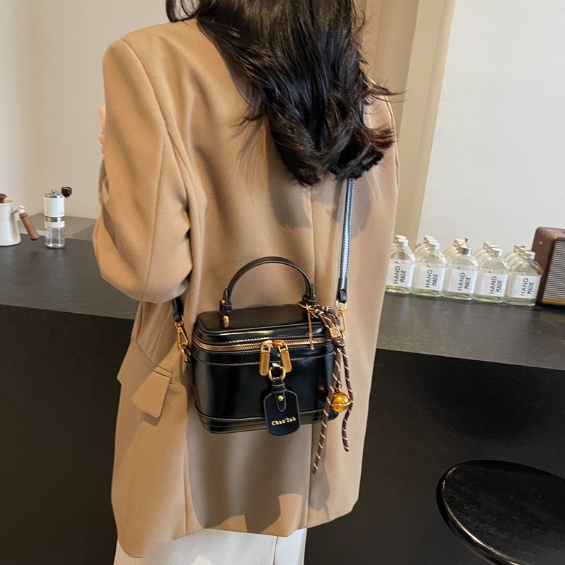 2024 new high-end niche design box handbag popular single shoulder crossbody bucket women's bag