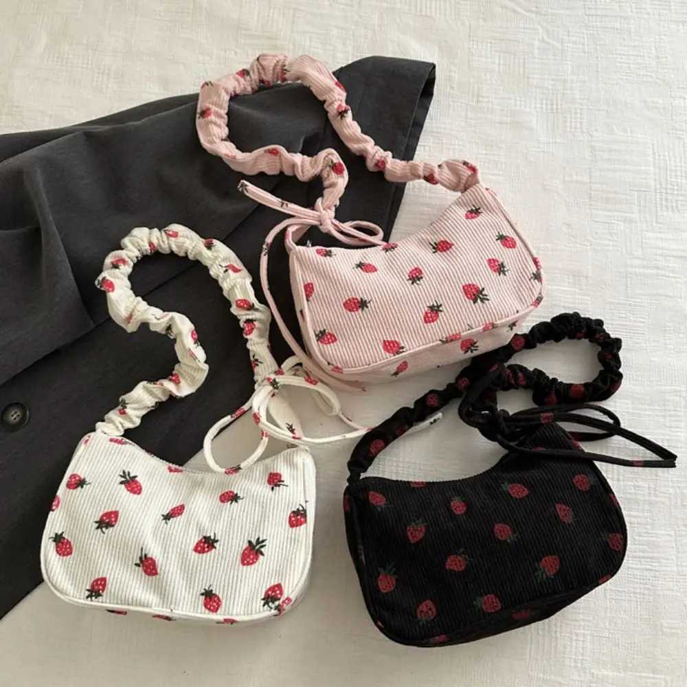 2025S Desiner Autumn Korean Style Strberry Printin Sweet Fruit Handba Lare Capacity All-match Underarm Ba OutdoorC250222 Shoulder crossbody ba women