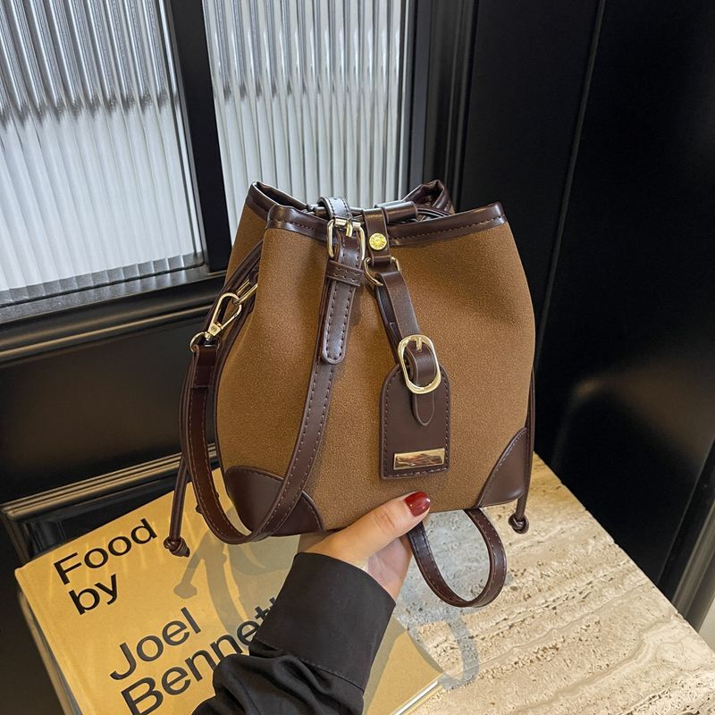 Matte niche design bucket 2024 autumn and winter new fashion texture shoulder personality ins trendy crossbody bag