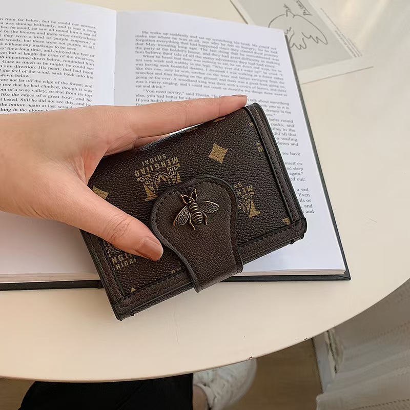 2025 New Women's Buckle Printed Bee Fashion Simple Three fold Large Capacity Handheld Trendy Wallet Designer Multi Card Space Fashion Zero Wallet