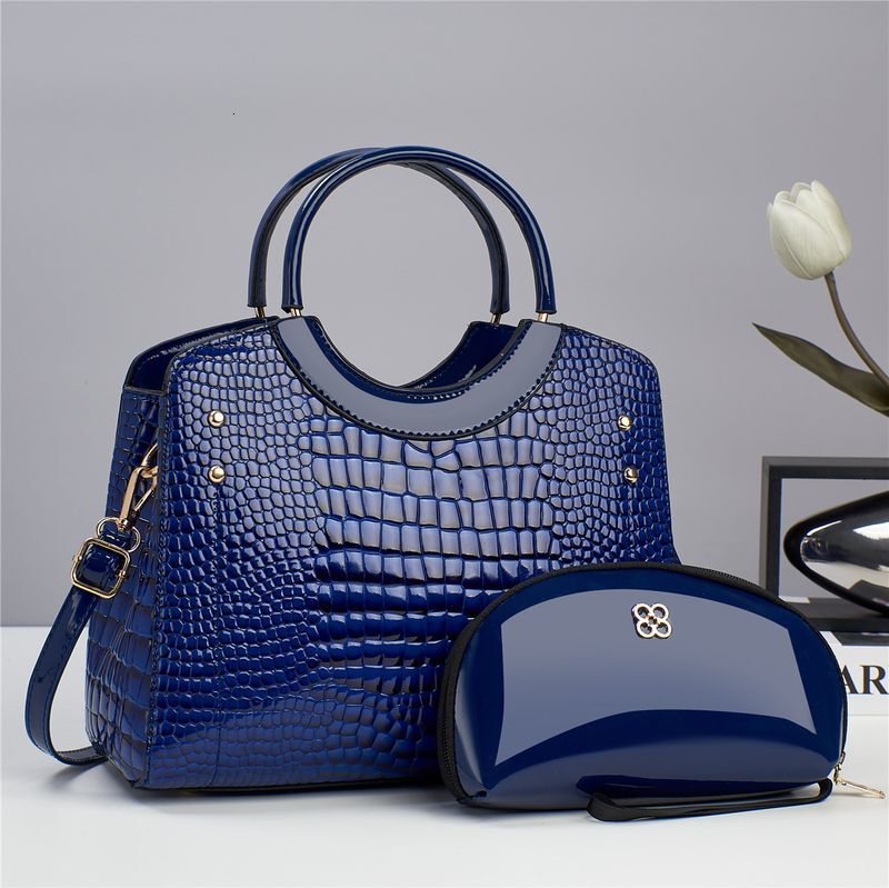 Middle aged with crocodile pattern large capacity handbag, new trendy women's crossbody bag, shoulder bag