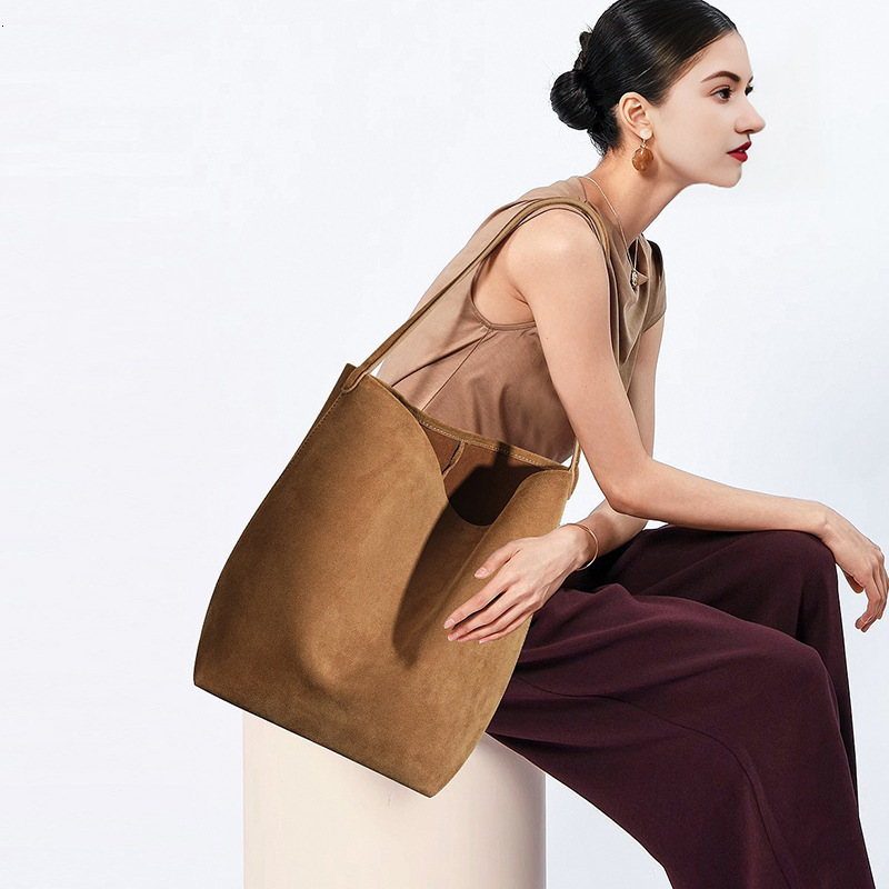 Guangzhou women's niche versatile portable shoulder bags, solid color commuting large-capacity high-end matte leather bucket bags