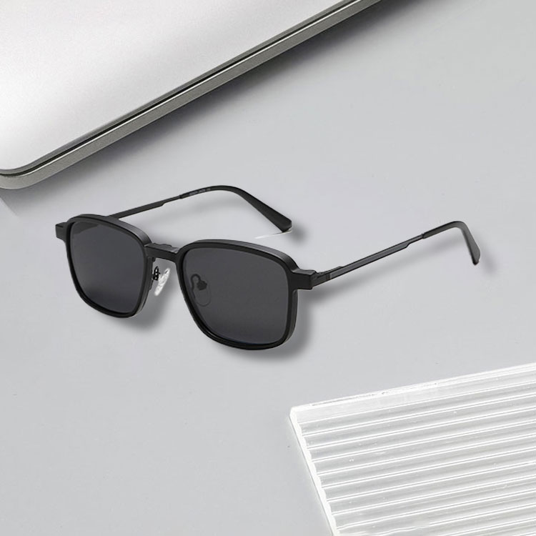 Premium Men's Polarized Eyewear for Trendsetting Travelers and Photographers