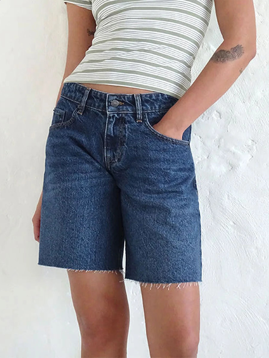 Womens Knee Length Denim Shorts Summer Loose Solid Color Wide Leg Raw Hem Vintage Bermuda with Pockets for Streetwear 250228Z