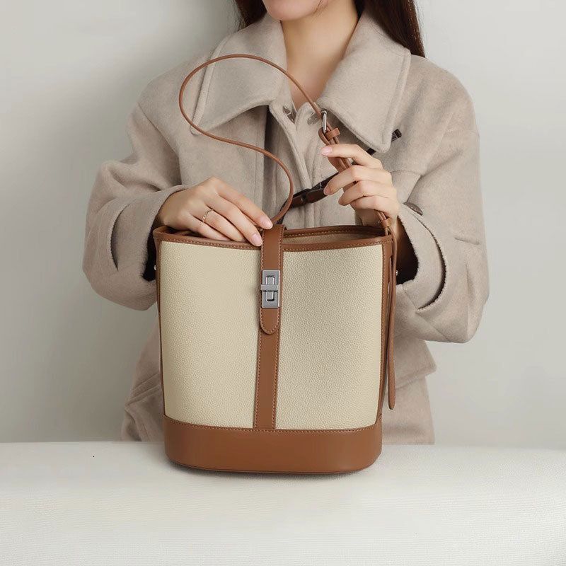 Light versatile bucket 2024 new crossbody women's large capacity high-end commuting shoulder bag