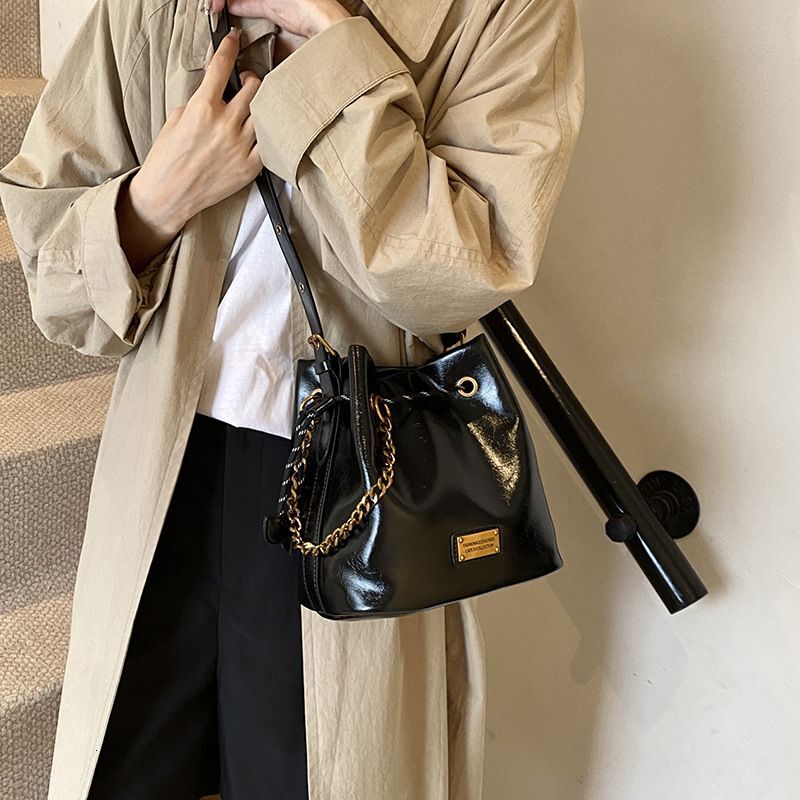 Retro Niche Bucket Women's New High-end Fashion Versatile Small Single Shoulder Crossbody Bag