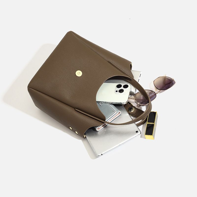Genuine leather 2024 new large capacity women's commuting tote bag versatile single shoulder crossbody handbag