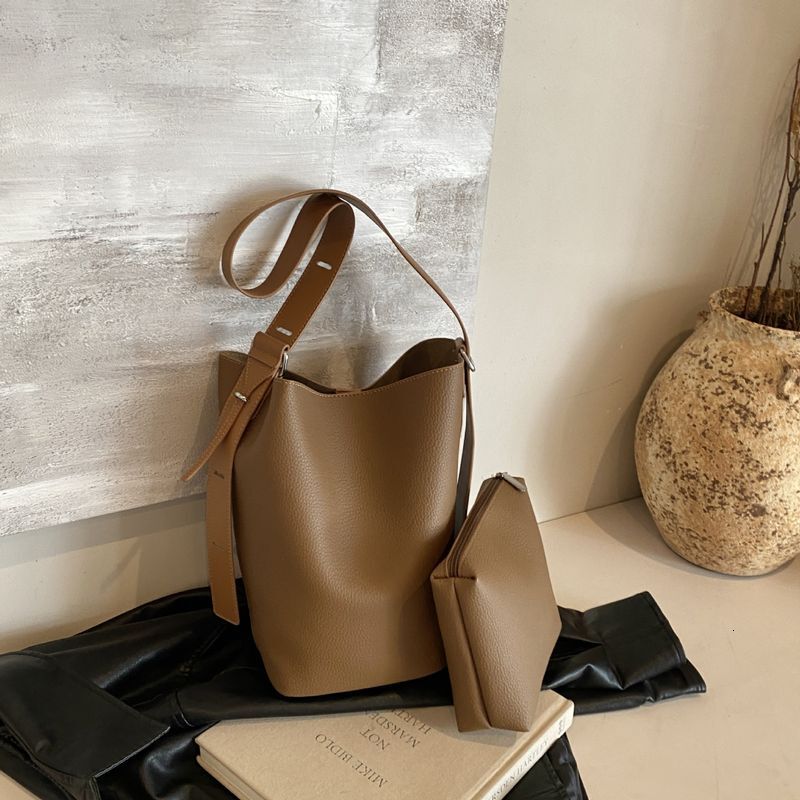 French style women's large capacity bucket bag, 2024 new versatile western-style handbag, crossbody bag