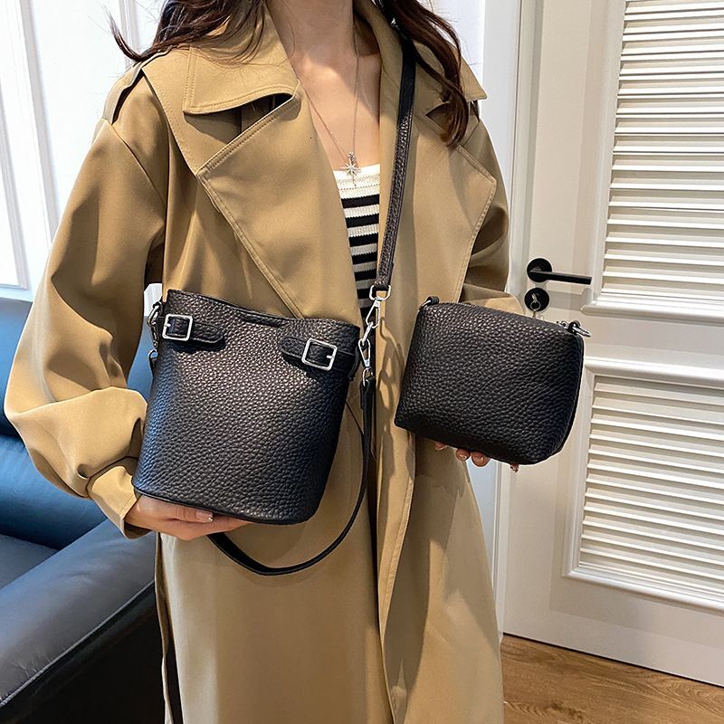 Small niche design bucket mother 2024 new trendy personality light autumn and winter single shoulder crossbody
