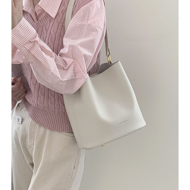 Fashionable Stylish Shoulder for Women Spacious Bucket Bag with Chic Design and Premium Quality
