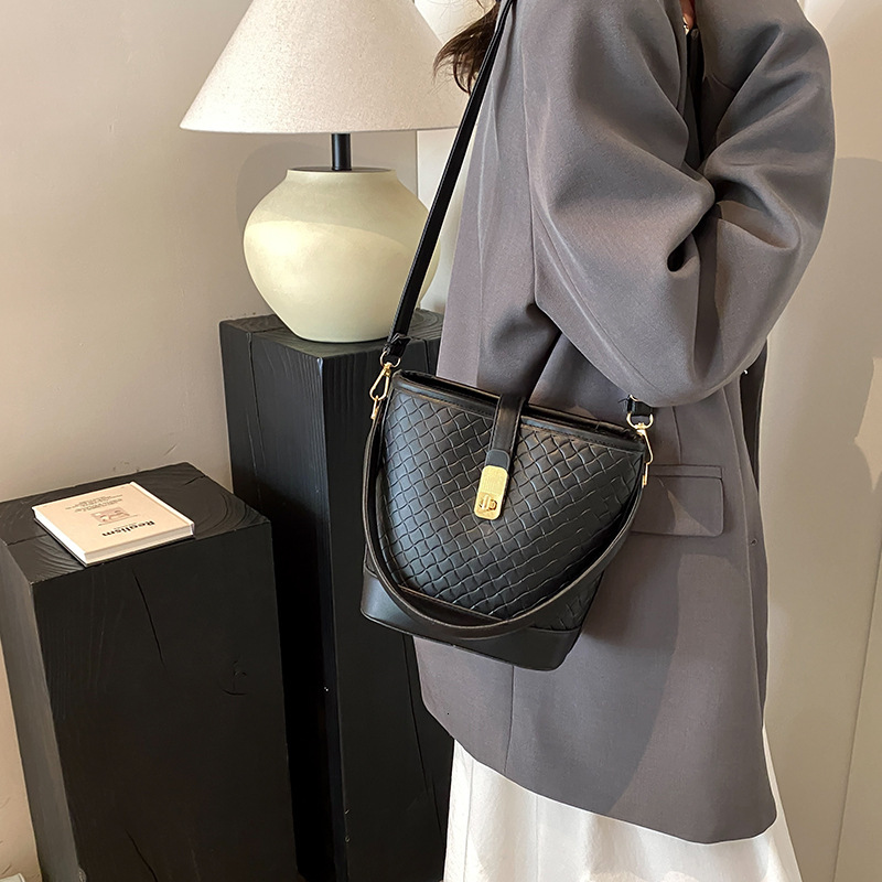 Free Shipping Designer This Years Popular Niche Bags Womens Handbags Fashionable And High-end Sense Womens Versatile Single Shoulder Crossbody Bucket 