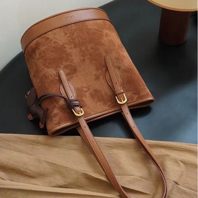 designer 2025 New Fashion Trend Versatile Retro Corduroy Tote Bag for Women Large Capacity Shoulder Bag Bucket Bag