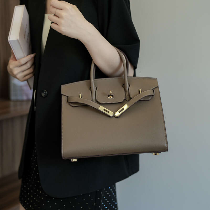 2025 New Tote Simple Versatile Fashion Handbag for Women Light Luxury Large Capacity Commuter Bag