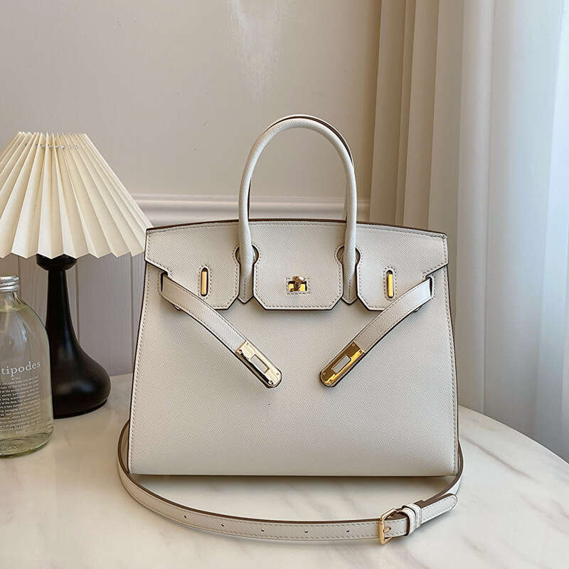 2025 New Tote Simple Versatile Fashion Handbag for Women Light Luxury Large Capacity Commuter Bag