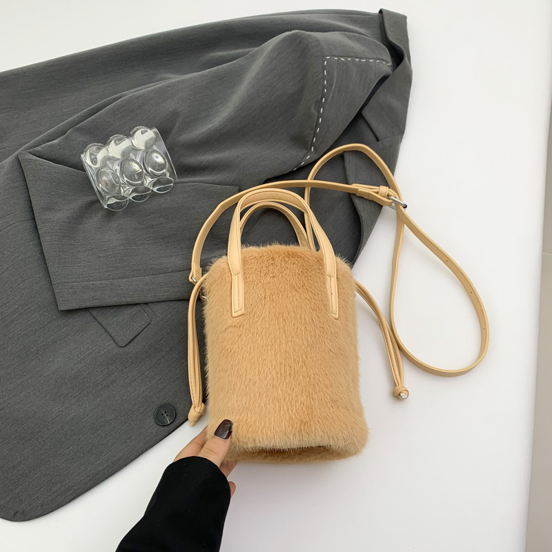 Top quality Brand High Quality New Style 2024 New Plush Bag for Women Design Mini Crossbody Bucket Bag Fashion Versatile Commuter Bag New Free Deliver