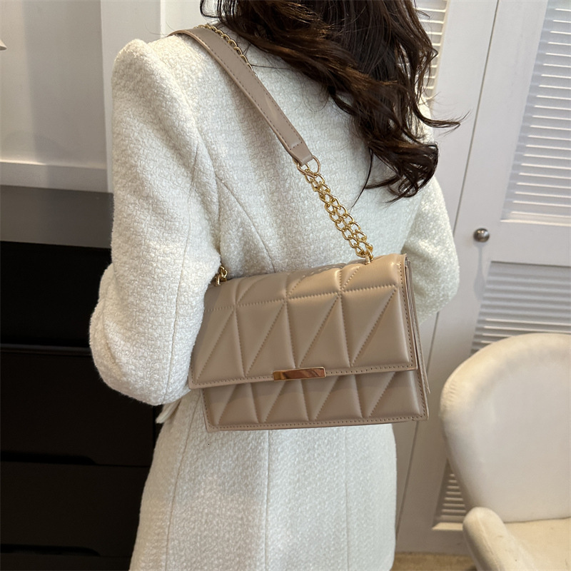 Free Shipping Designers New Retro Personalized Shoulder Bag Womens Fashionable Simple Crossbody Bag Korean Version Trendy Chain Small Square Bag