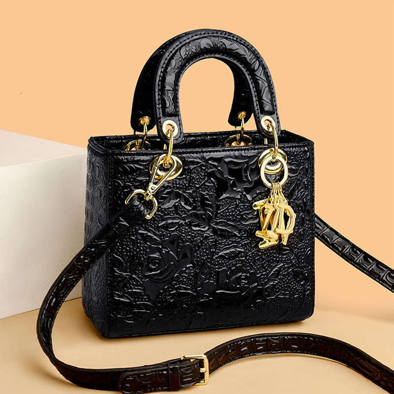 2025 New Princess Diana Niche Design Women's Handbag High-end Commuter Trendy Crossbody Bag