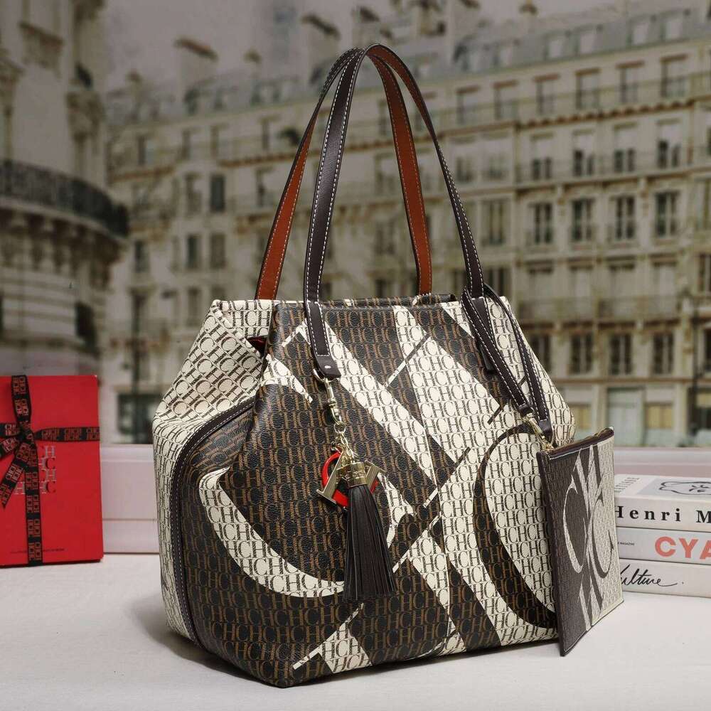 2025 New Women's Large Capacity Handbag Fashion Brand Letter Printed Tote Designer Underarm Bag