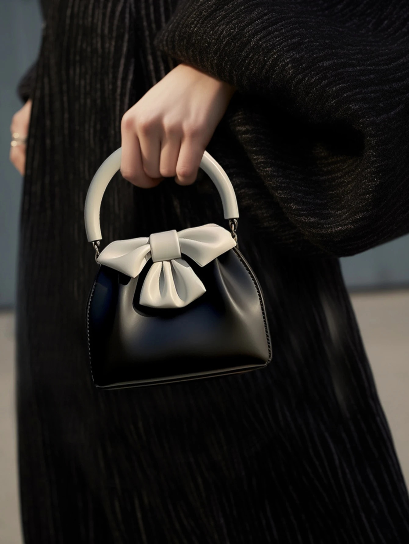 Fashionable and versatile color blocking small square bag with bow and pleated black handbag 250530