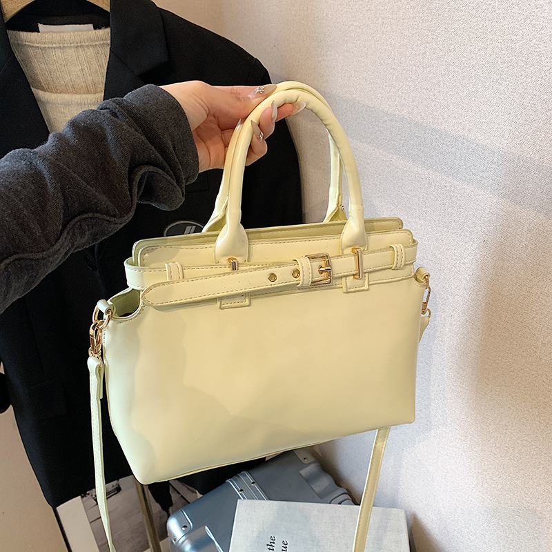 Free Shipping Fashion Super Popular Handheld Tote Bag 2025 New Summer Versatile Crossbody Bag Textured Stylish Handheld Shopping Bag Designer Small Ba