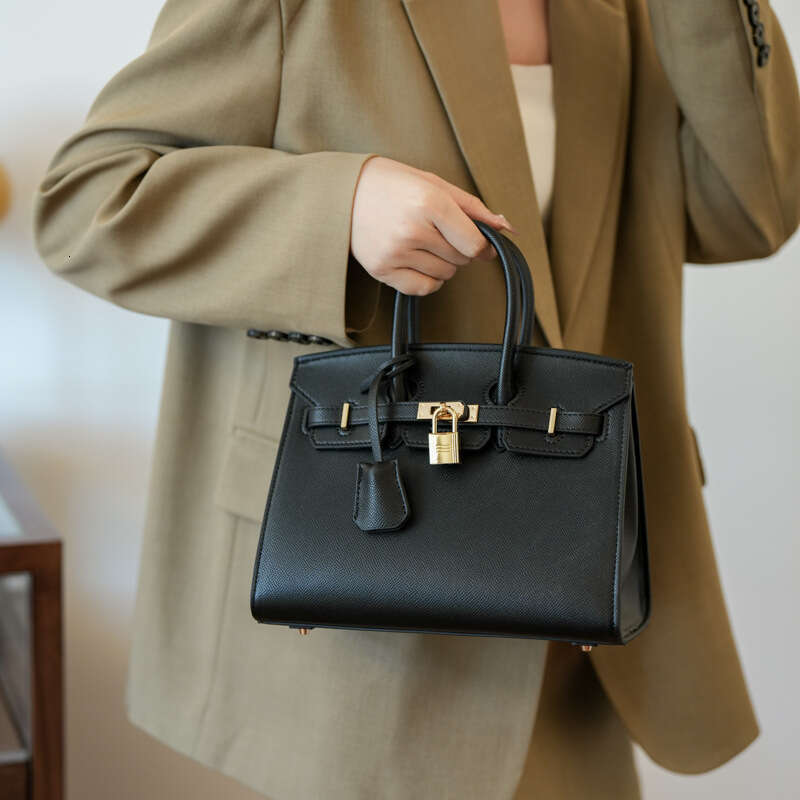 High Version Tote with a Sense of Sophistication, Niche Design Handbag for Women, Fashionable Versatile Commuter Shoulder Bag