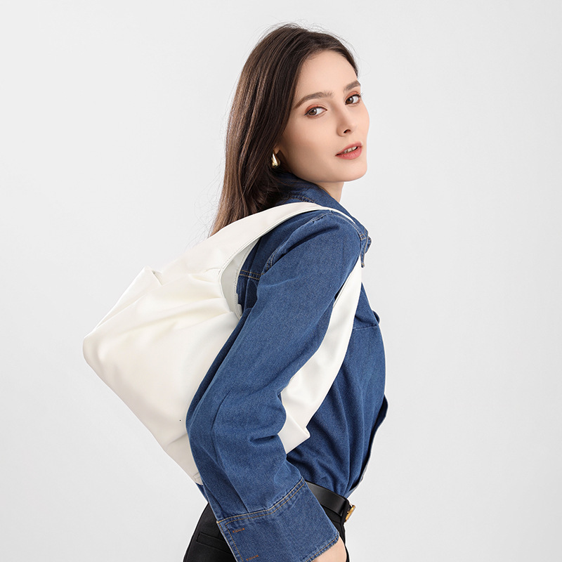 designer 2025 New Niche Handheld Clutch Wrinkled Texture Cloud Bag European and American Fashion Horn Bag Large Bag Women's Bag