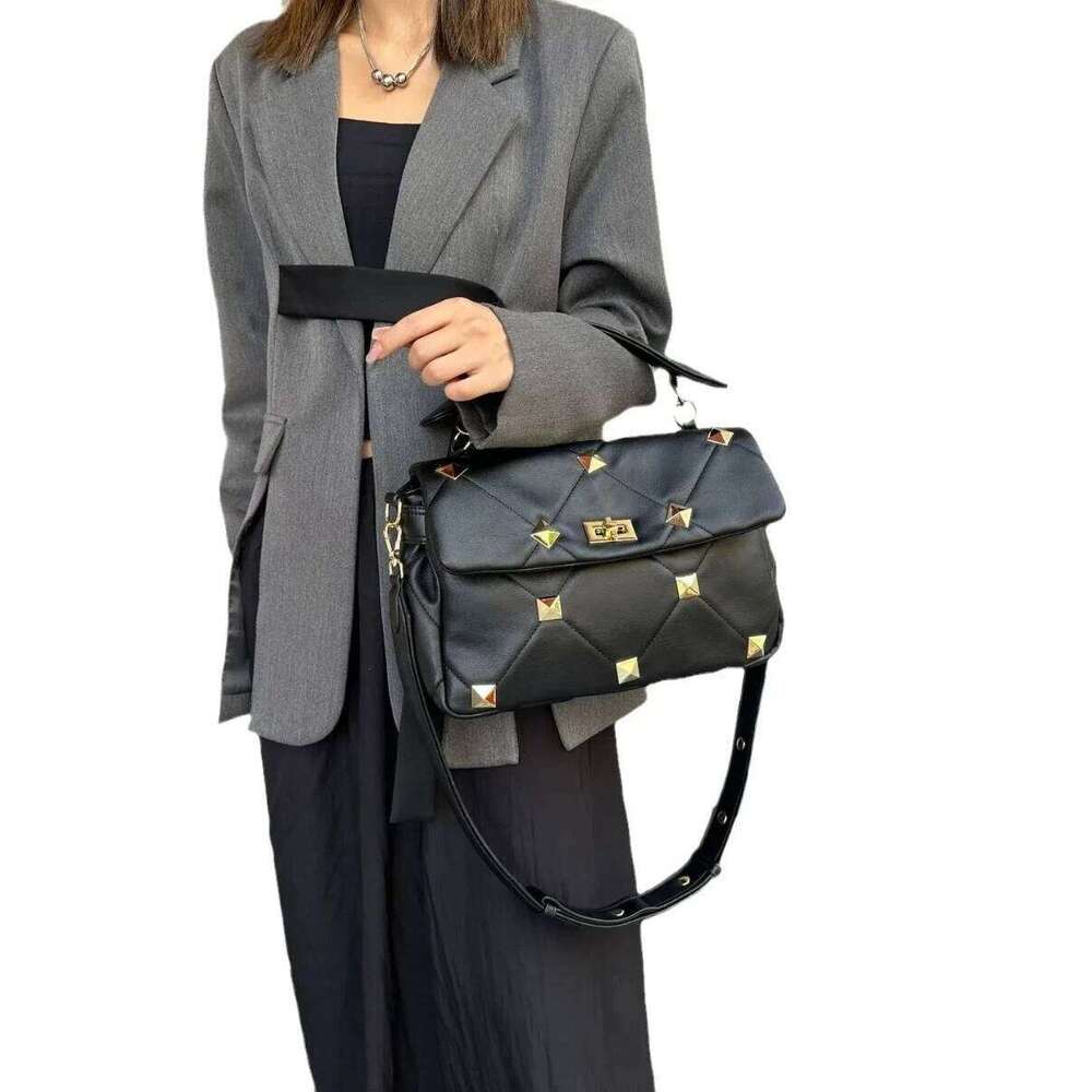 2023 New Fashion Women Genuine Leather Rivet Handbags Dia Lattice Bag Designer Shoulder Woman Messenger Bags