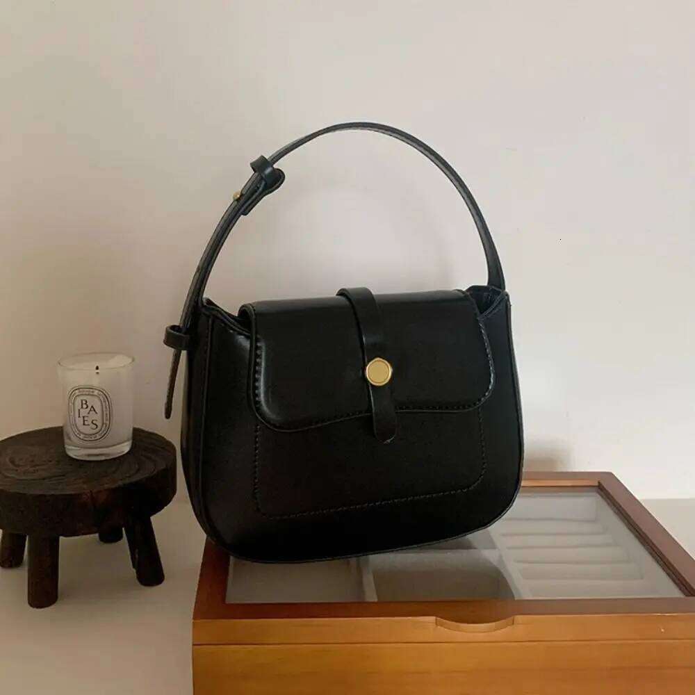 Versatile Korean Style Red Shoulder Black Pure Color Pu Saddle Bag Large Capacity All-Match Retro Handbag Girls