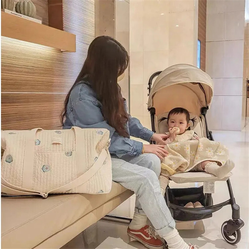 designer 2025 New Korean INS Large Capacity Mommy Bag Cute Embroidered Handbag for Baby Outings High Appearance Storage