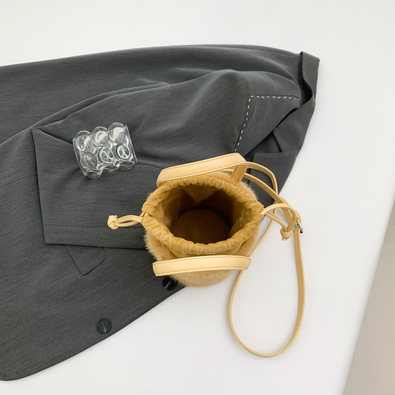 Top quality Brand High Quality New Style 2024 New Plush Bag for Women Design Mini Crossbody Bucket Bag Fashion Versatile Commuter Bag New Free Deliver